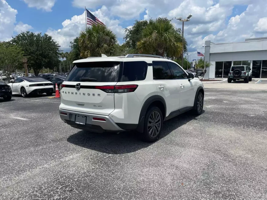 2024 Nissan Pathfinder SL photo 1