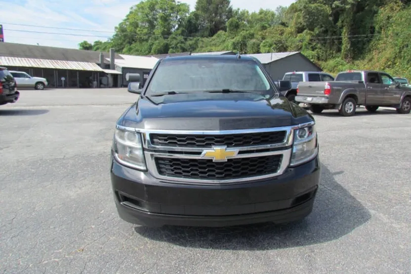 2019 Chevrolet Suburban LT photo 1