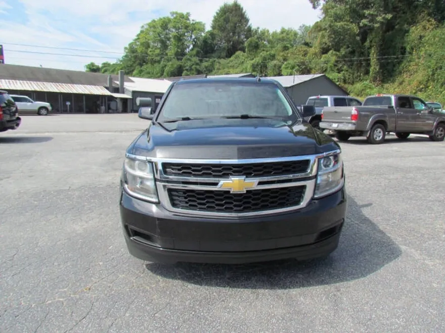 2019 Chevrolet Suburban LT photo 1