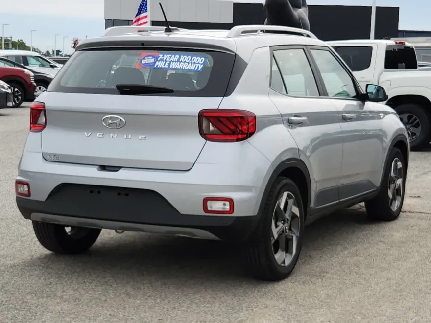 2023 Hyundai Venue SEL photo 2