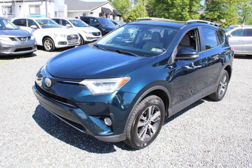 2017 Toyota RAV4 XLE photo 1