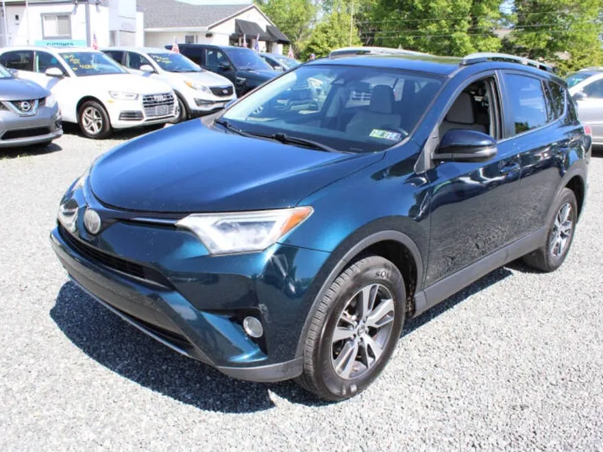 2017 Toyota RAV4 XLE photo 1