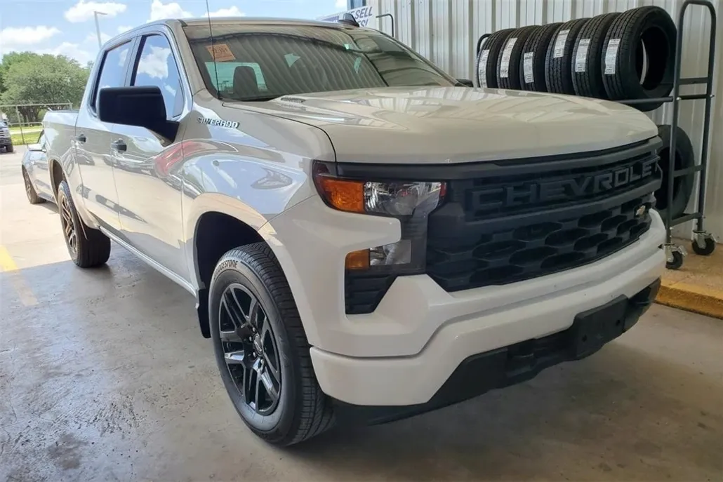 2025 Chevrolet Silverado 1500 Custom photo 1