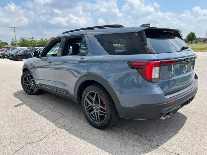 2025 Ford Explorer ST photo 1