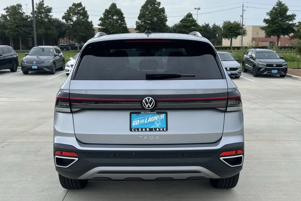 2025 Volkswagen Taos SE photo 1