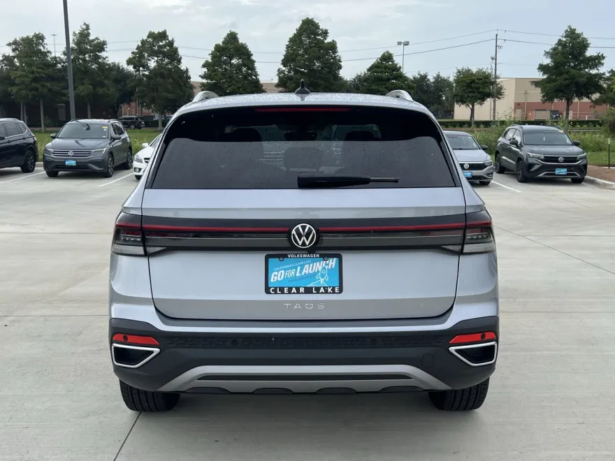 2025 Volkswagen Taos SE photo 1