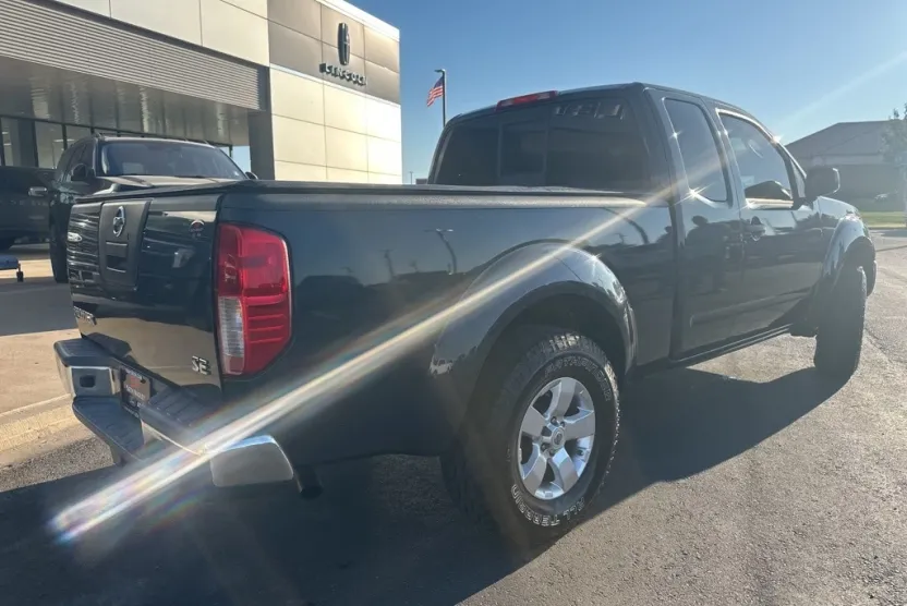 2010 Nissan Frontier SE photo 1