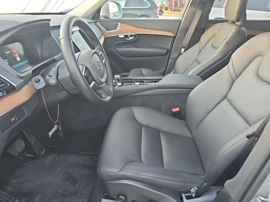 2025 Volvo XC90 Plus photo 1