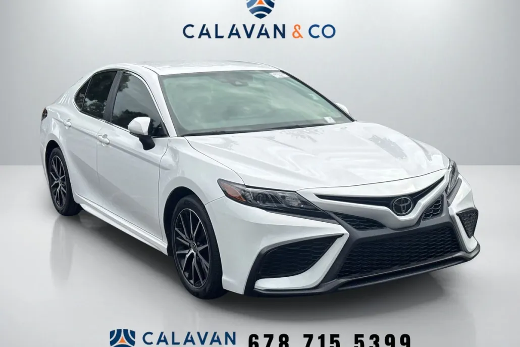 2022 Toyota Camry SE photo 1