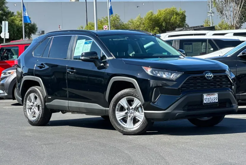 2022 Toyota RAV4 Hybrid LE photo 1