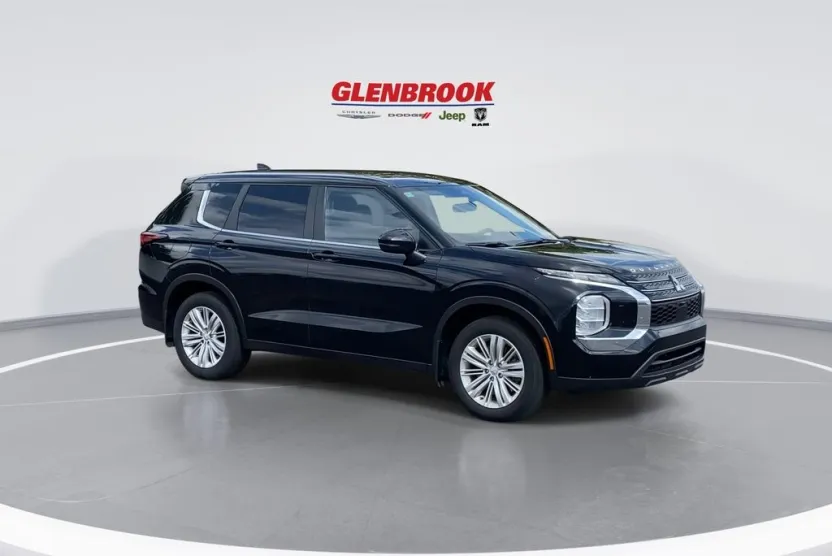 2023 Mitsubishi Outlander ES photo 1