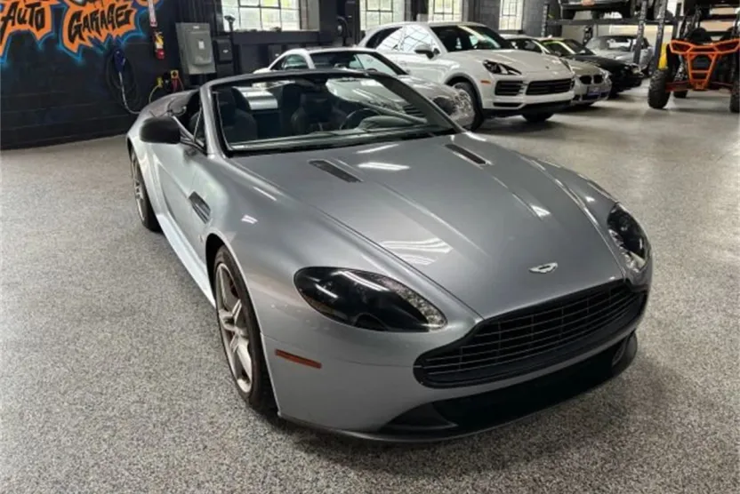 2016 Aston Martin Vantage photo 1