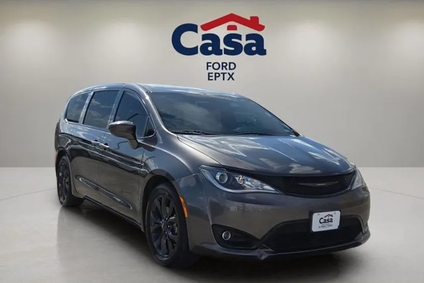 2020 Chrysler Pacifica Touring photo 1
