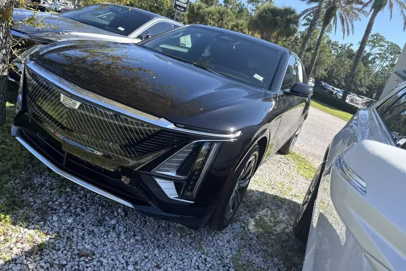 2024 Cadillac Lyriq Luxury photo 1