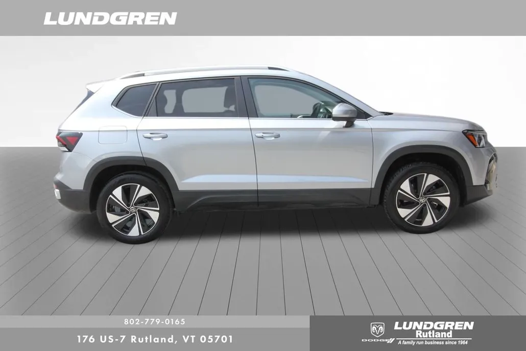2025 Volkswagen Taos SE photo 1