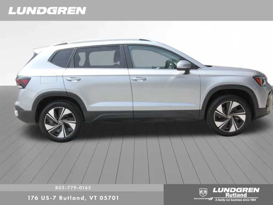 2025 Volkswagen Taos SE photo 1