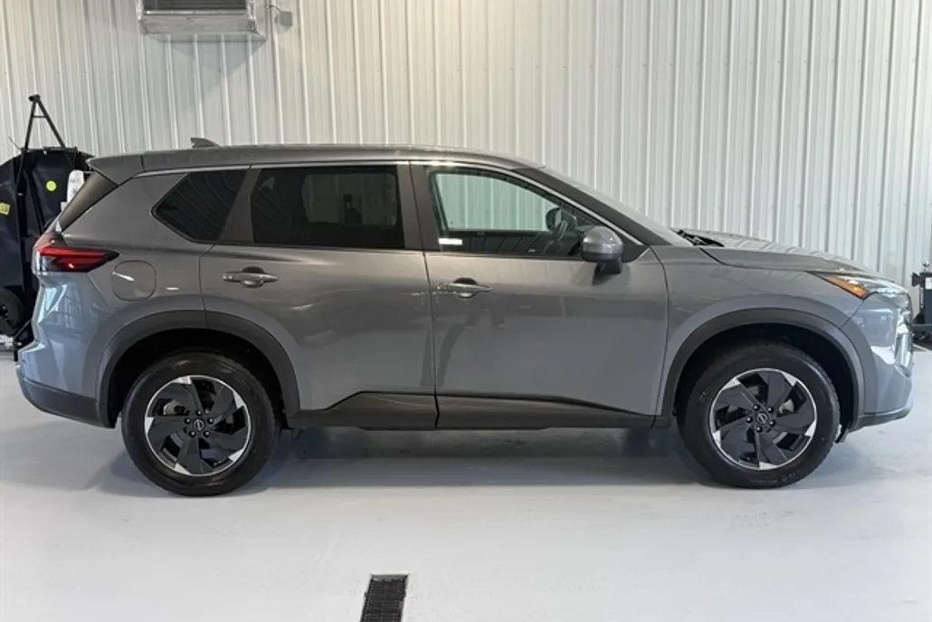 2024 Nissan Rogue SV photo 1