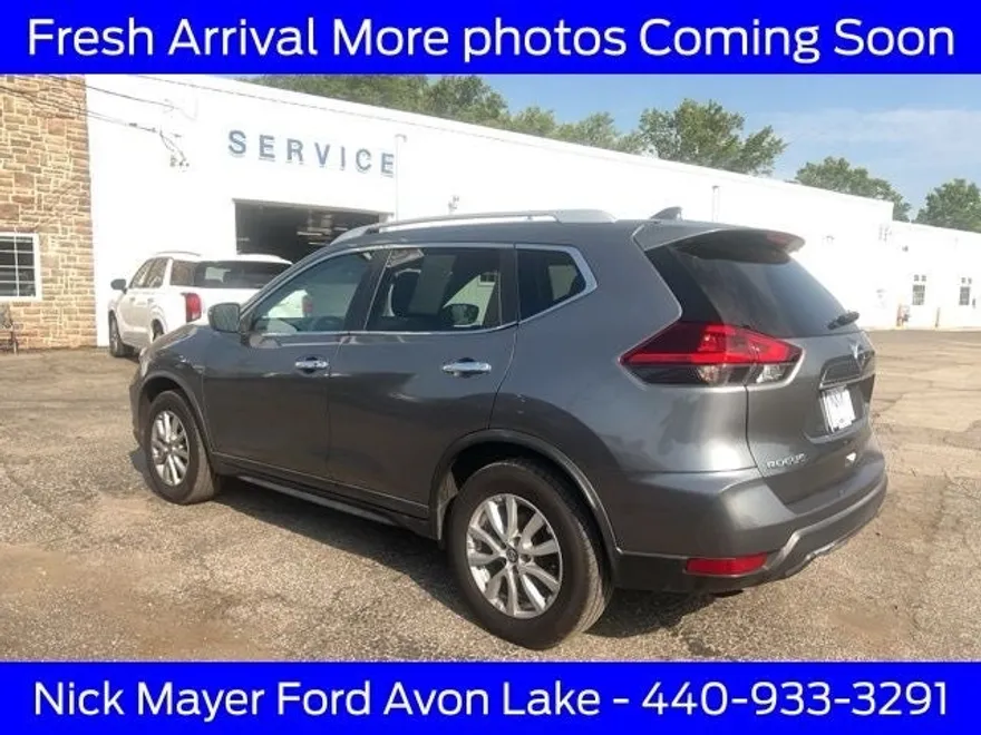 2018 Nissan Rogue SV photo 1