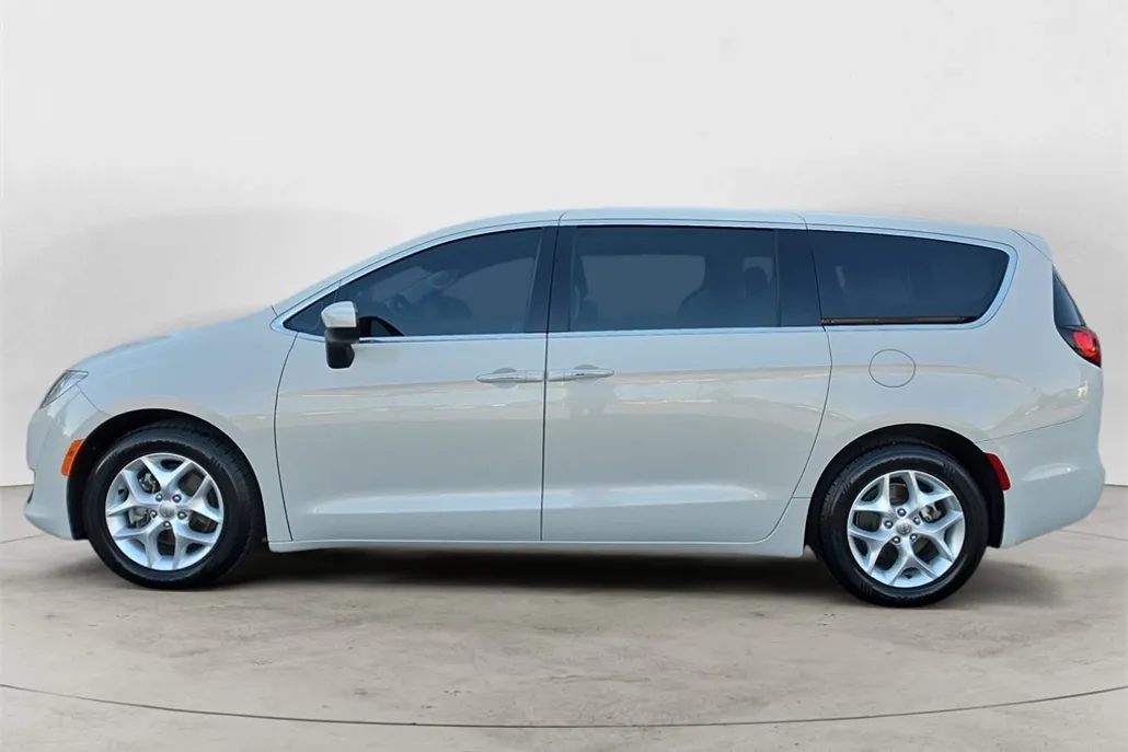2017 Chrysler Pacifica Touring L photo 1