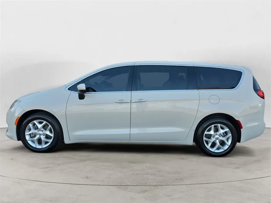 2017 Chrysler Pacifica Touring L photo 1