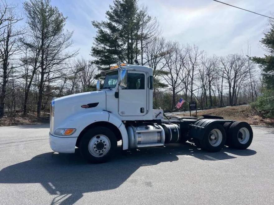 2013 Peterbilt 384 photo 1