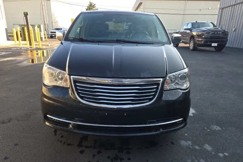 2015 Chrysler Town & Country Limited photo 1