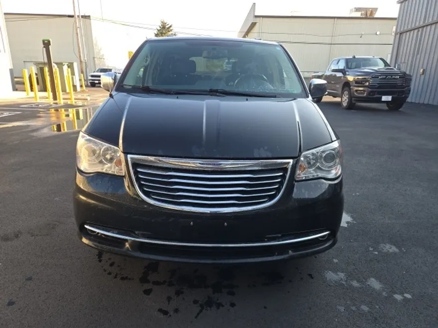 2015 Chrysler Town & Country Limited photo 1