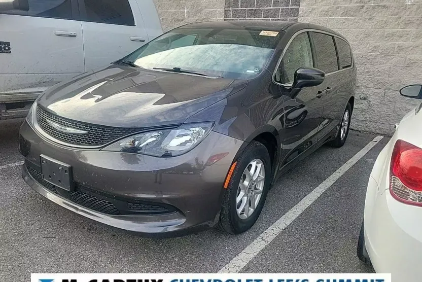 2022 Chrysler Voyager LX photo 1