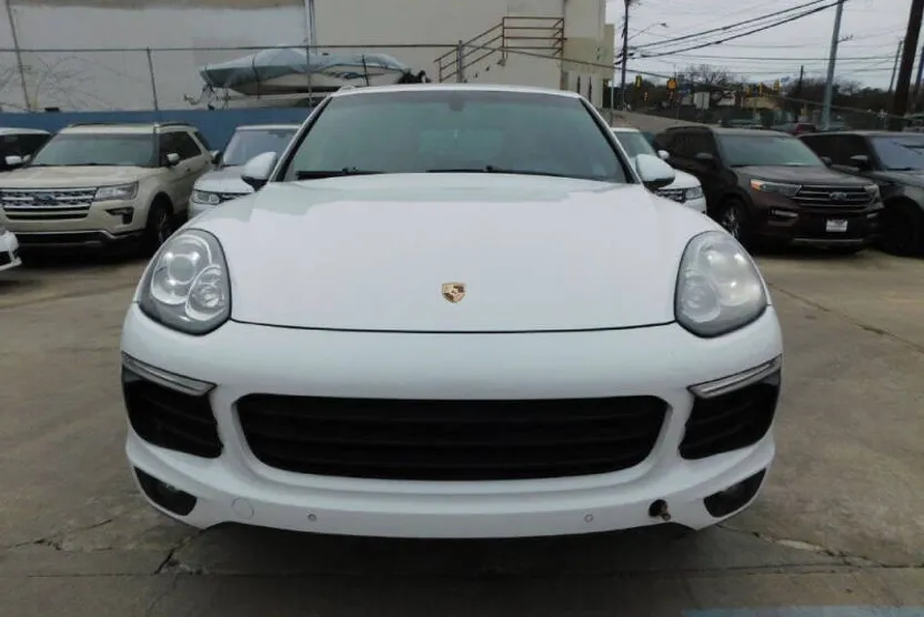 2016 Porsche Cayenne photo 1