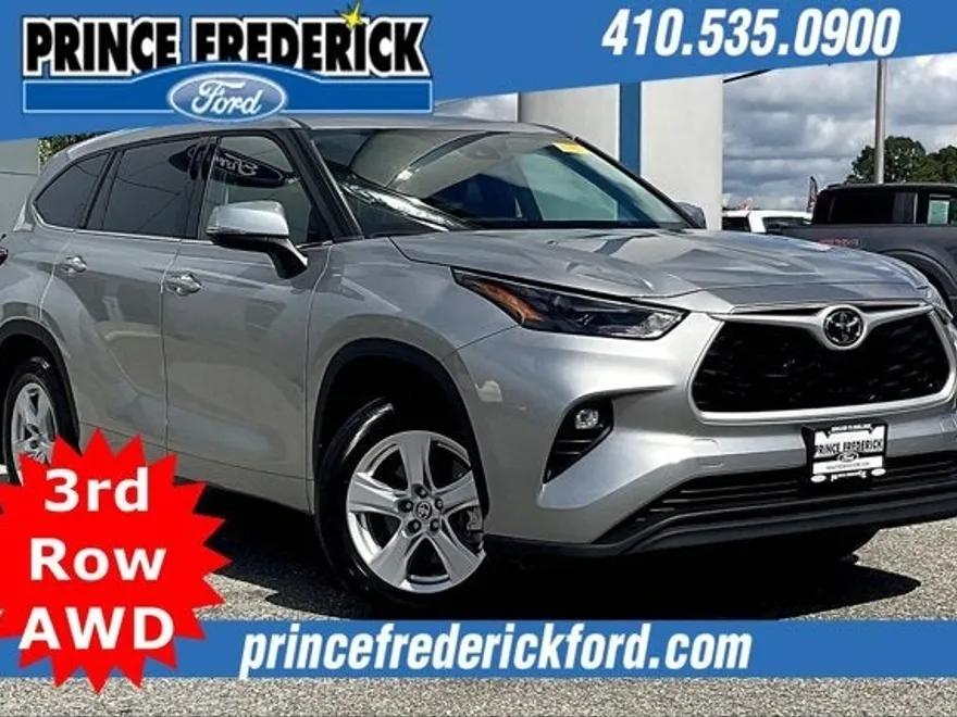 2022 Toyota Highlander LE photo 1