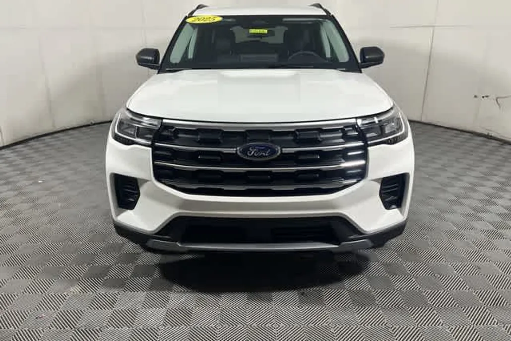 2025 Ford Explorer photo 1