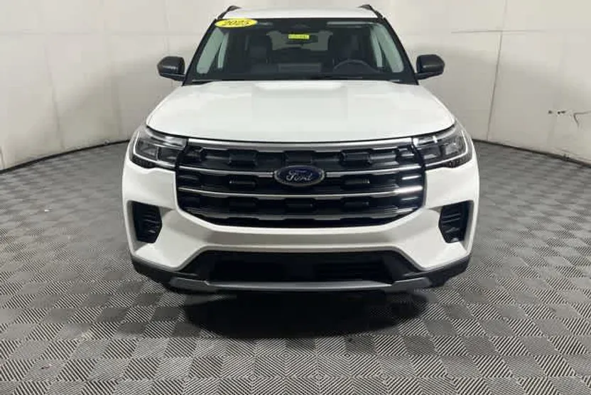 2025 Ford Explorer photo 1