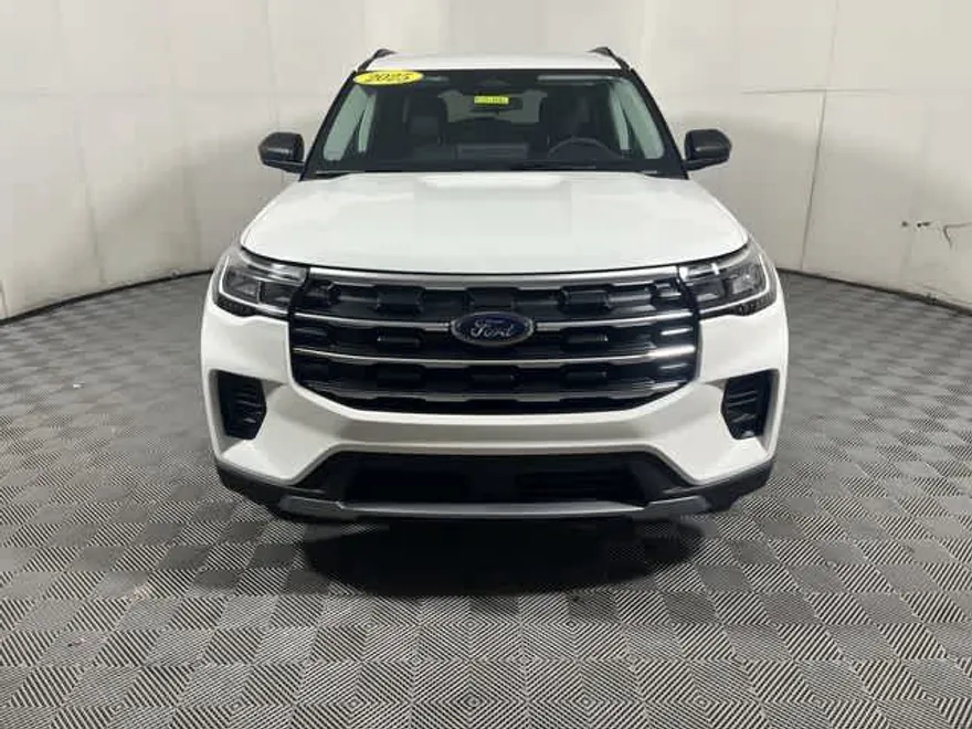 2025 Ford Explorer photo 1