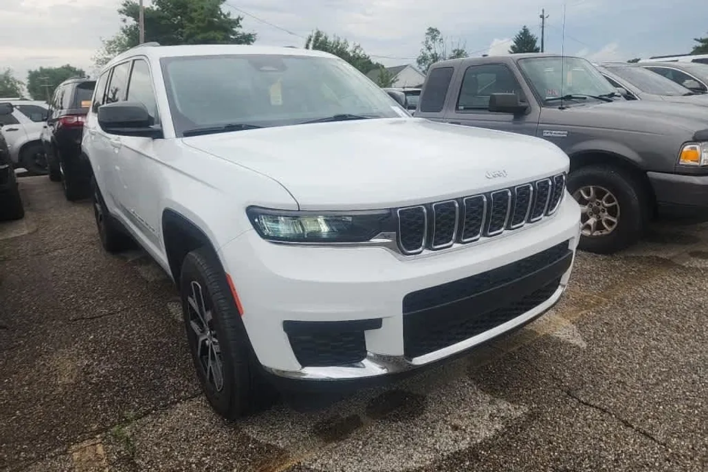 2024 Jeep Grand Cherokee Laredo photo 1