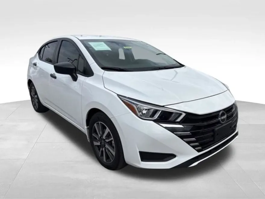 2024 Nissan Versa 1.6 S photo 1