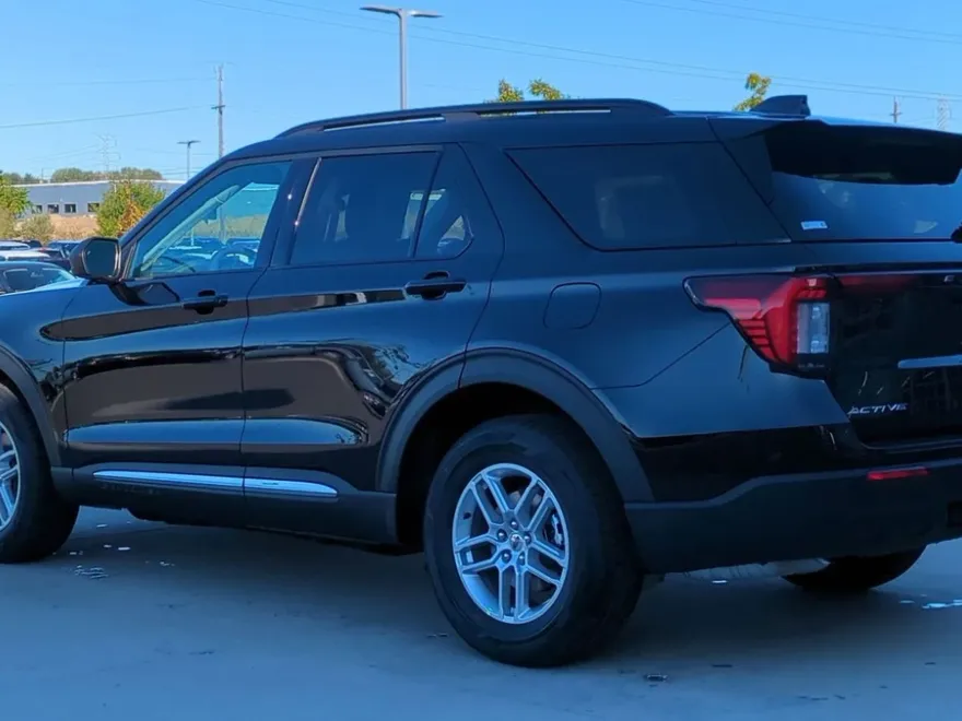2025 Ford Explorer photo 1