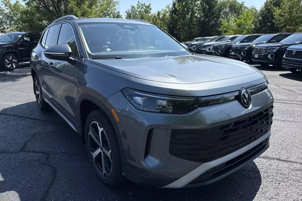2025 Volkswagen Tiguan SE photo 1