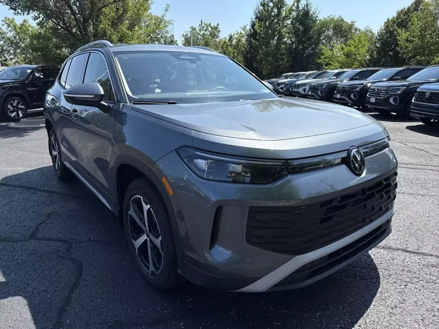 2025 Volkswagen Tiguan SE photo 1