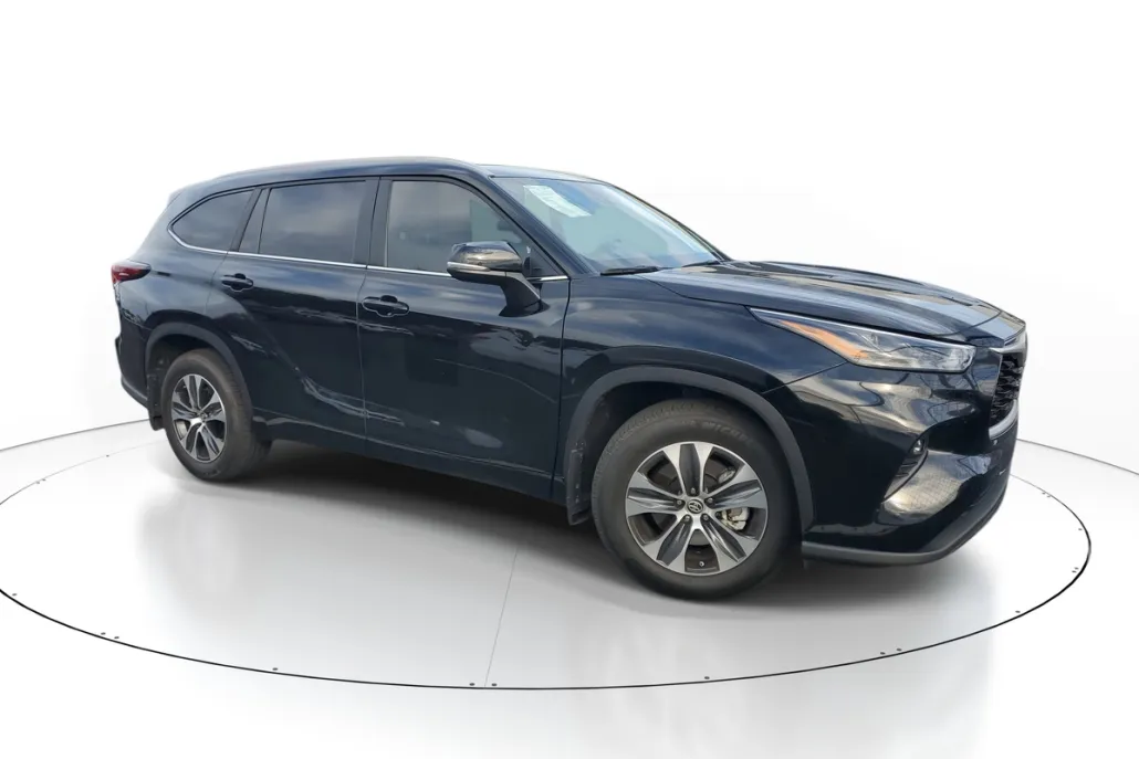 2024 Toyota Highlander LE photo 1