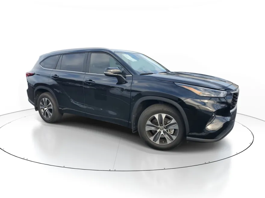 2024 Toyota Highlander LE photo 1