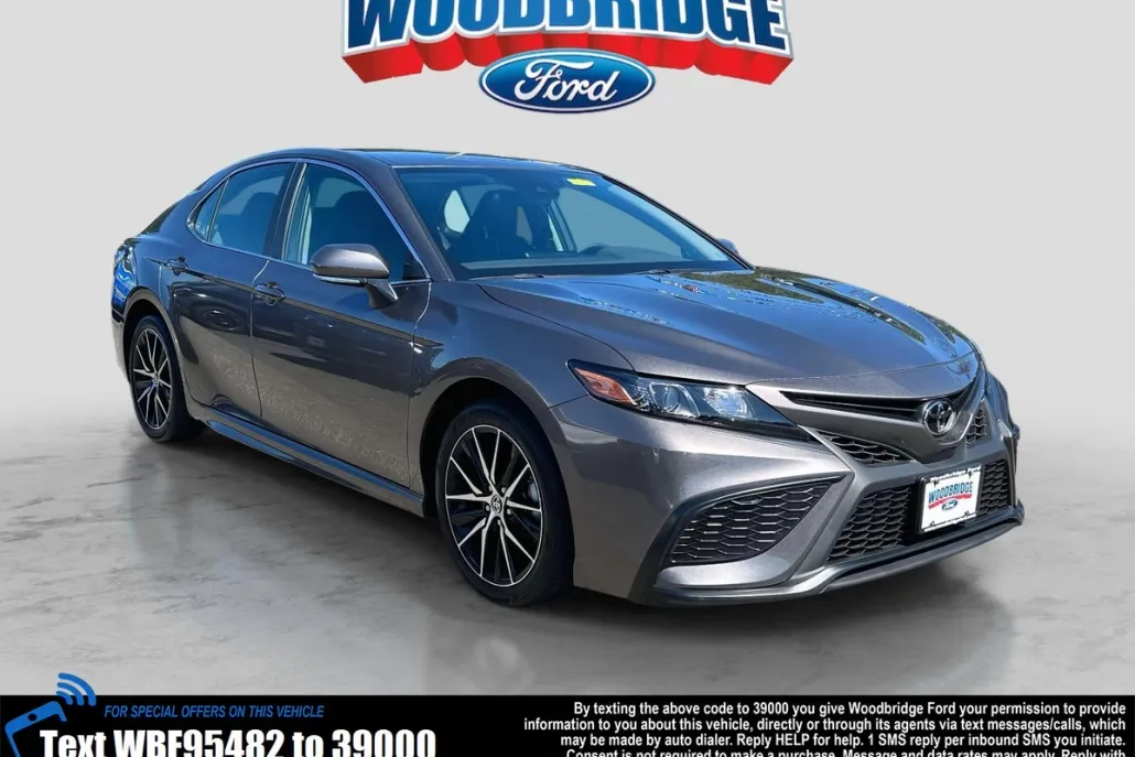 2024 Toyota Camry SE photo 1
