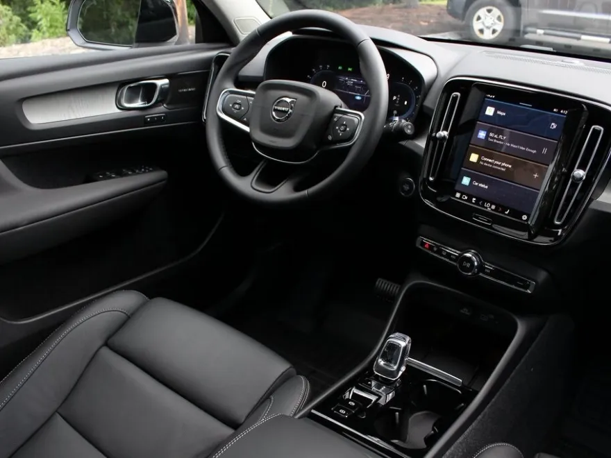 2025 Volvo XC40 Plus photo 2