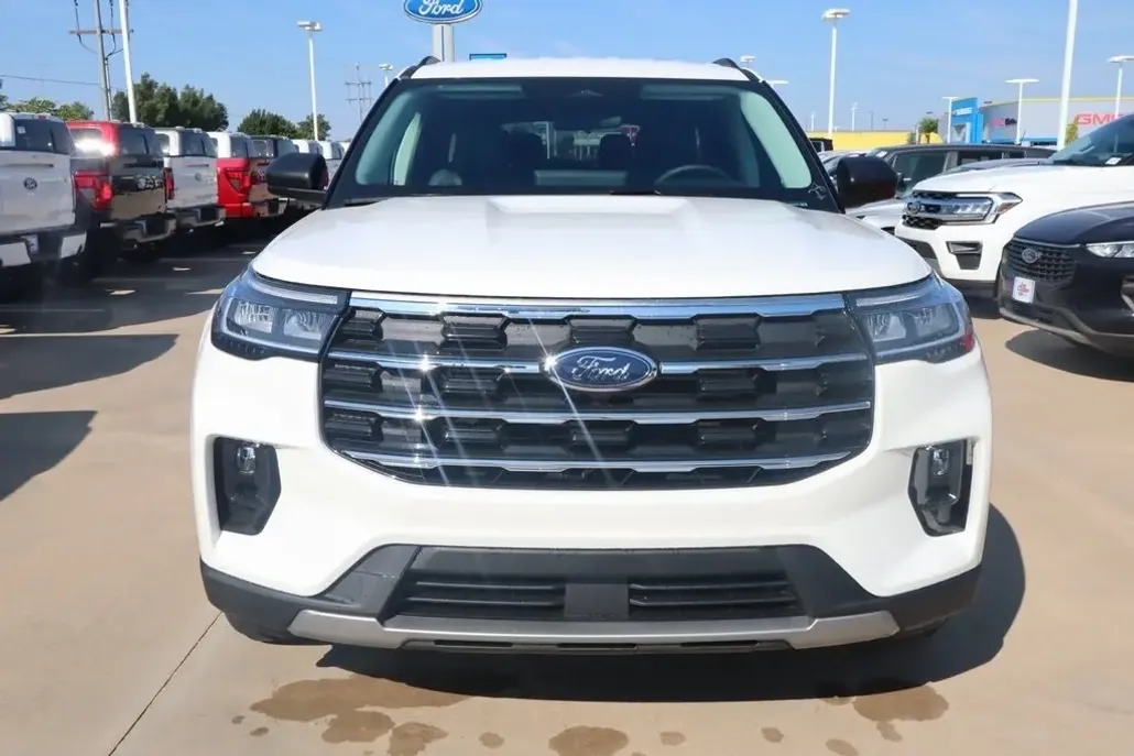 2025 Ford Explorer photo 1