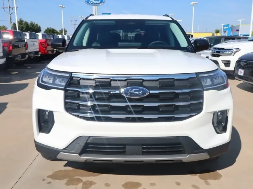 2025 Ford Explorer photo 1