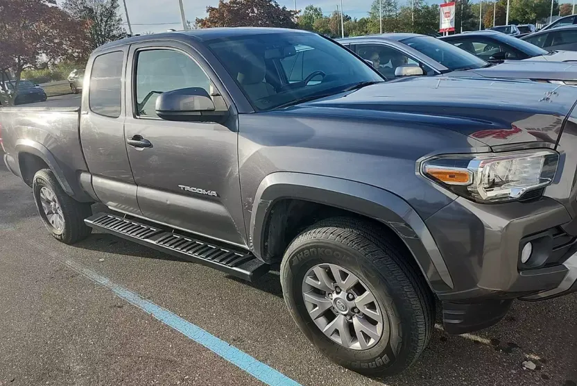 2017 Toyota Tacoma SR5 V6 photo 1