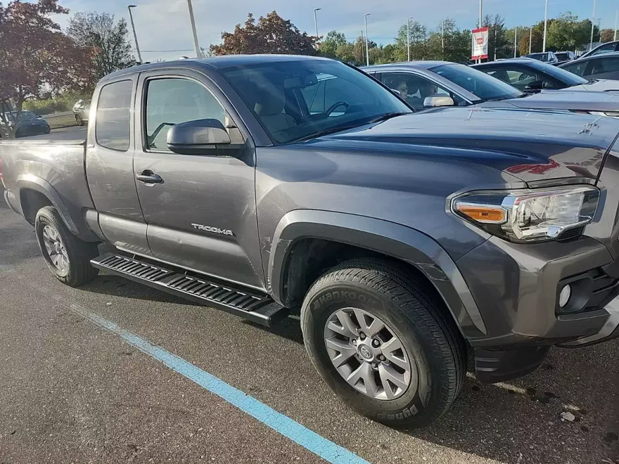 2017 Toyota Tacoma SR5 V6 photo 1