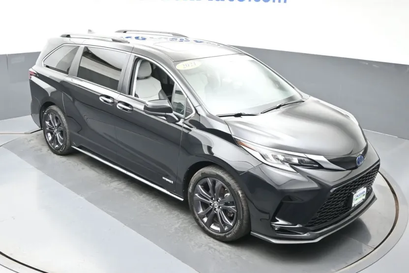 2021 Toyota Sienna XSE photo 1