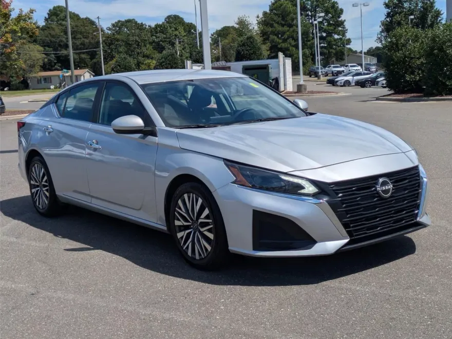 2023 Nissan Altima 2.5 SV photo 1