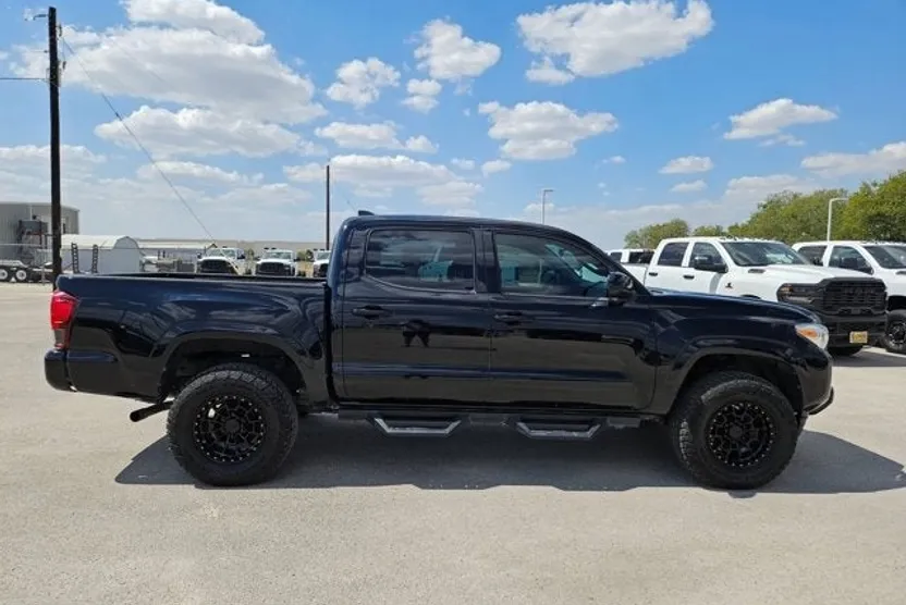 2018 Toyota Tacoma LE photo 1