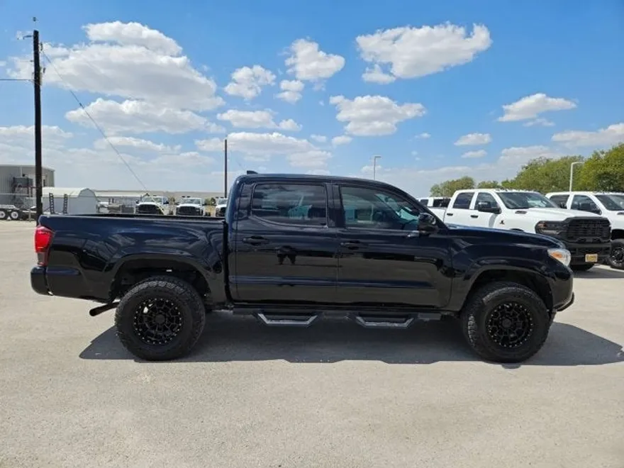 2018 Toyota Tacoma LE photo 1